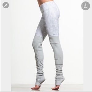 Alo white&grey snake print goddess leggings